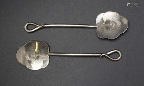 Paar Zierlöffel mit Stiefmütterchen / Two spoons with pansy,...