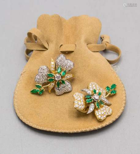 Paar Ohrclips / A pair of 18ct gold ear clips with emeralds ...