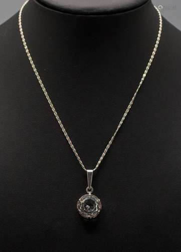 Kette mit Anhänger / A silver necklace with pendant