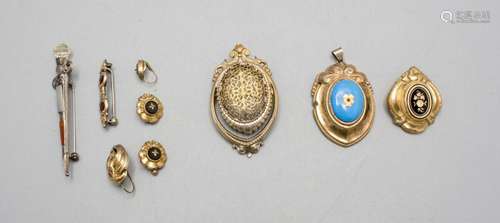 Konvolut aus 9 Teilen Schmuck / A set of 9 pieces of jewelle...