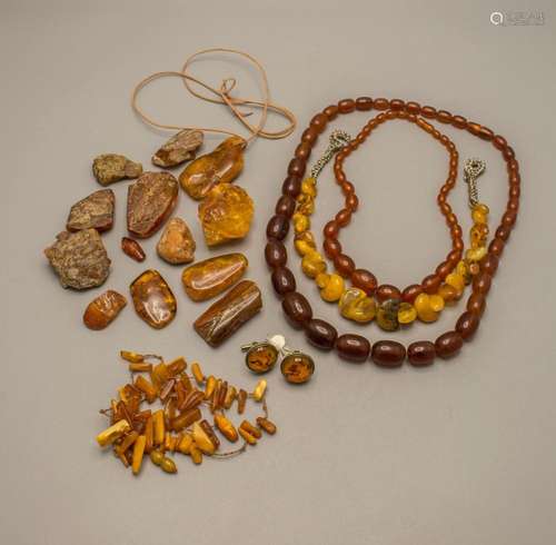 Konvolut aus 17 Teilen Modeschmuck und Bernstein / A set of ...