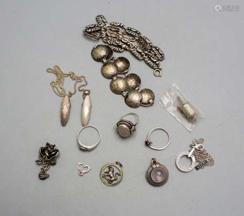 Konvolut aus 11 Teilen Silberschmuck / A set of 11 pieces of...