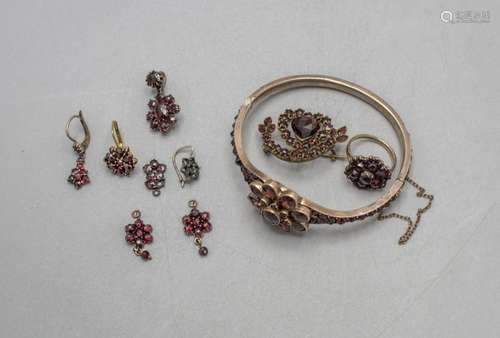 Konvolut aus 9 Teilen Granatschmuck / A set of 9 pieces of g...