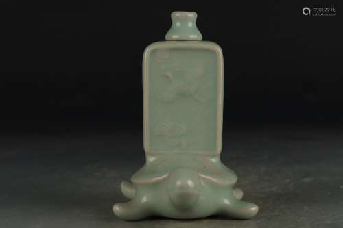 旧藏 粉青龙泉雕刻乌龟盖罐瓶