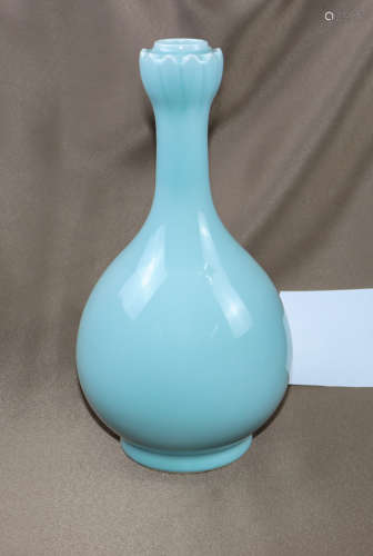 乾隆年制单色釉莲口瓶瓷器