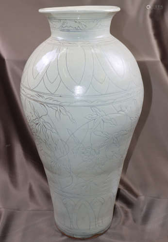 单色釉暗刻花瓶瓷器