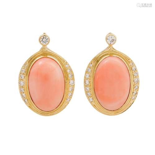 Ohrringe mit ovalen Korallcabochons und Diamanten von zus. c...