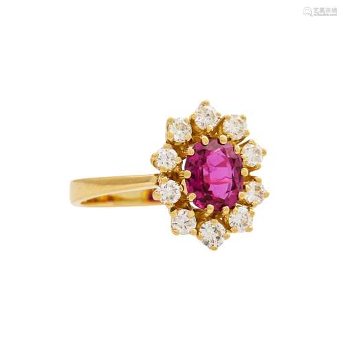 Ring mit ovalem Korund ca. 1,1 ct entouriert von 10 Brillant...