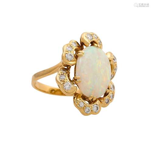 Ring mit ovalem Opal und 18 Brillanten von zus. ca. 0,5 ct,