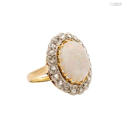 Ring mit ovalem Opal umgeben von Diamantrosen