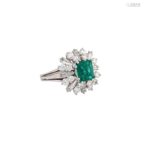 Ring mit Smaragd und Diamanten von zus. ca. 1 ct,