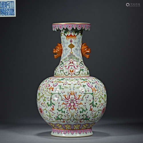 Qing Dynasty Qianlong,  Famille Rose, Bottle