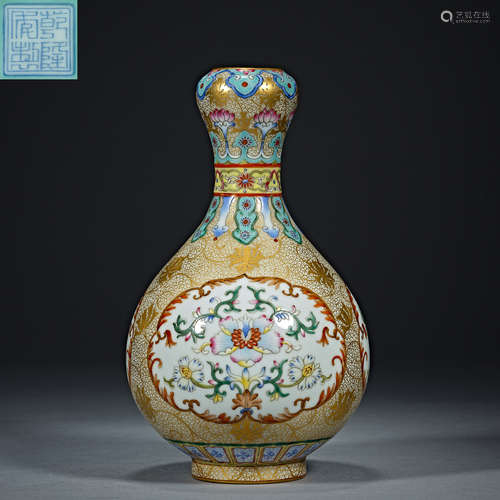 Qing Dynasty Qianlong,  Famille Rose, Bottle