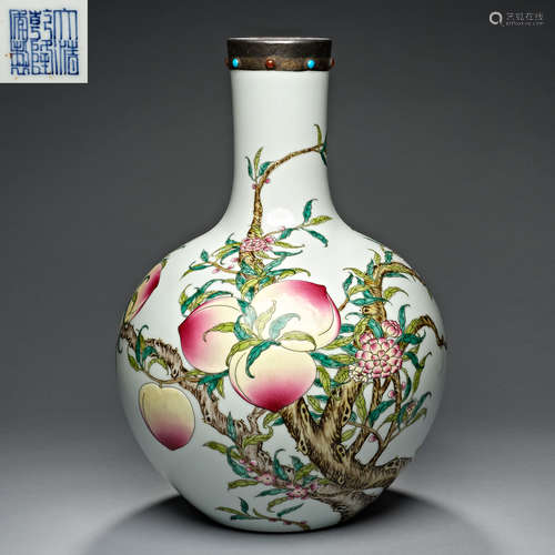 Qing Dynasty Qianlong, Famille Rose, Bottle