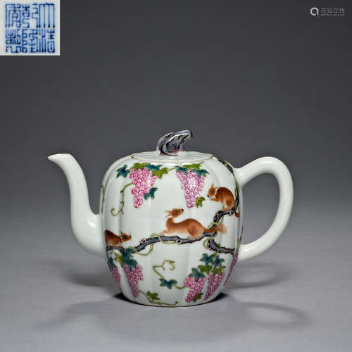 Qing Dynasty Qianlong, Famille Rose,, Animals, Pot