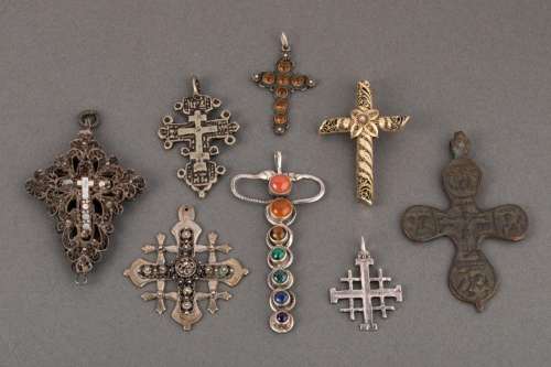 Lot de huit CROIX en pendentif <br />
Argent et cabochons <b...