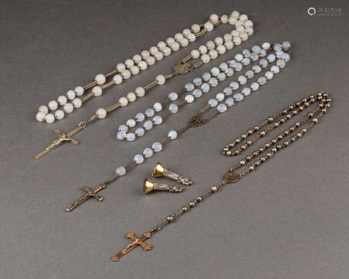 Trois COLLIERS de perles <br />
Les croix chrétienne en arge...