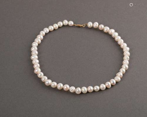 TOUR de COU en perles de forme ovoïde <br />
L. 42 cm enviro...