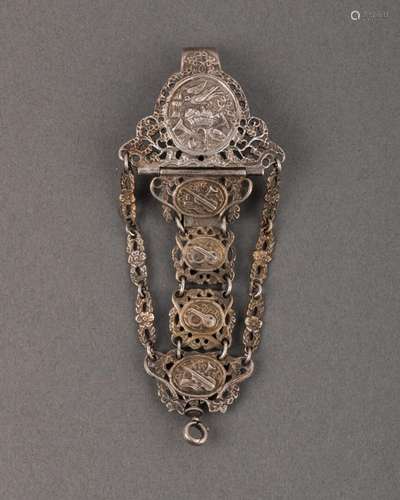 CHATELAINE à motifs de trophées de musique <br />
Argent cis...