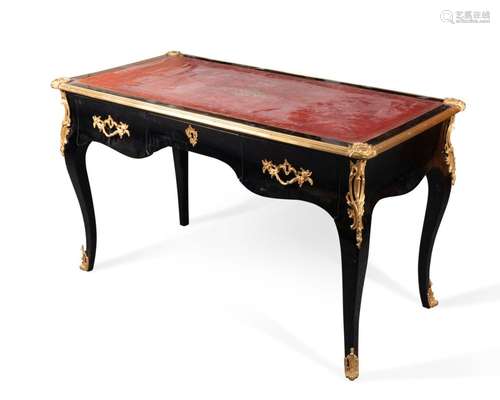 BUREAU de DAME ouvrant par trois tiroirs en ceinture <br />
...