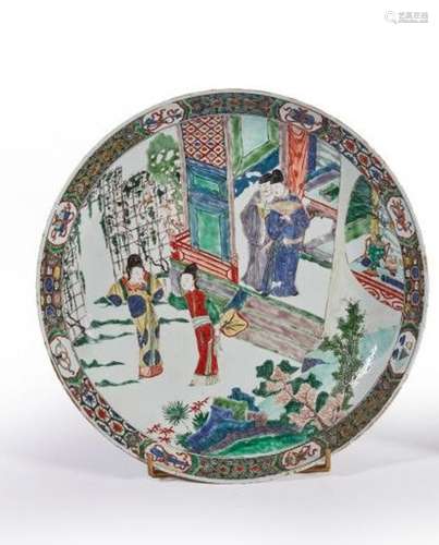 CHINE<br />
Plat rond en porcelaine aux émaux de la famille ...