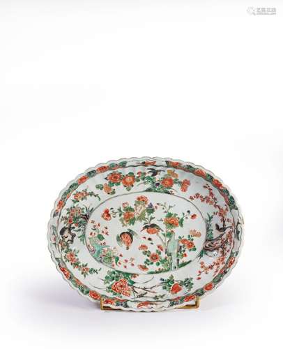 CHINE<br />
Bassin ovale à bords godronnés en porcelaine à d...