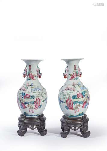 CHINE<br />
Paire de vases à bord dentelé aux émaux de la fa...