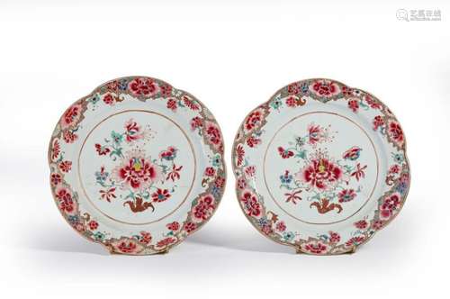 CHINE<br />
Paire de plats en porcelaine à bord contourné au...