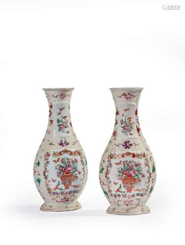 CHINE<br />
Deux vases en porcelaine de forme ovoïde aplatie...