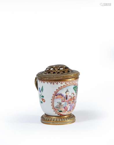 COMPAGNIE DES INDES <br />
Tasse en porcelaine à décor polyc...