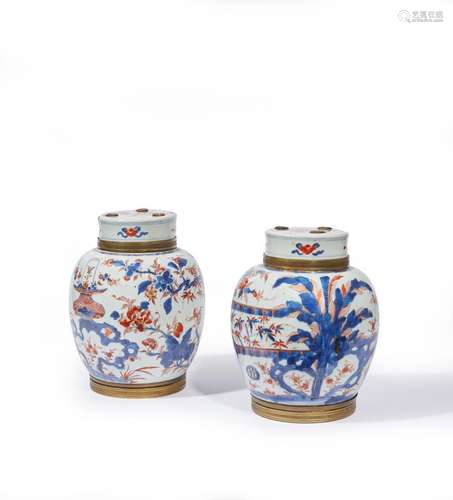 CHINE<br />
Deux vases boule couverts à décor d'un panier fl...