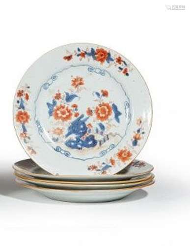 CHINE<br />
Cinq assiettes à décor Imari bleu