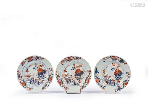 CHINE<br />
Trois assiettes à décor Imari bleu