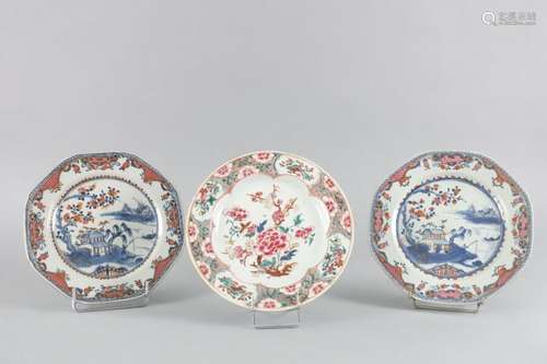 CHINE<br />
Assiette aux émaux de la famille rose à décor d'...