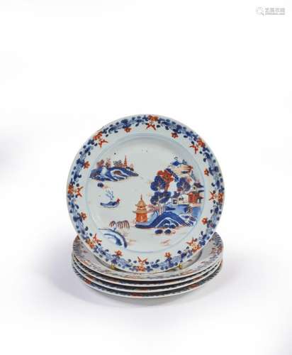 CHINE<br />
Cinq assiettes en porcelaine à décor Imari bleu