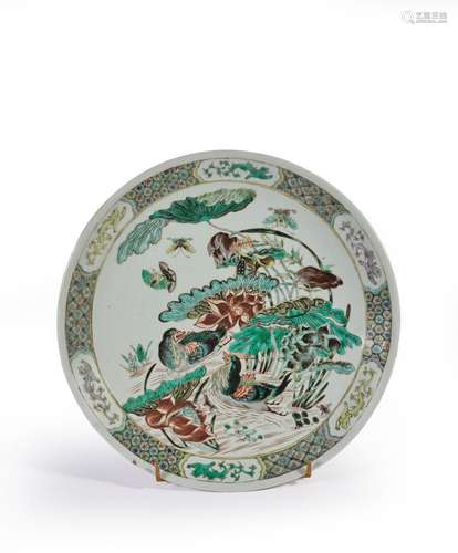 CHINE<br />
Plat rond en porcelaine à décor polychrome de de...