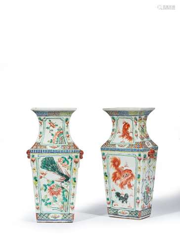 CHINE<br />
Paire de vases rectangulaires en porcelaine muni...