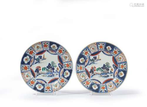 JAPON<br />
Deux plats à décor Imari bleu