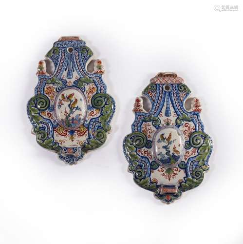 DELFT<br />
Paire de porte-lumières d'applique en faïence de...