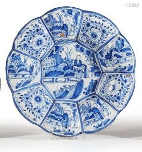 DELFT ou FRANCFORT<br />
Plat rond à larges godrons décoré e...