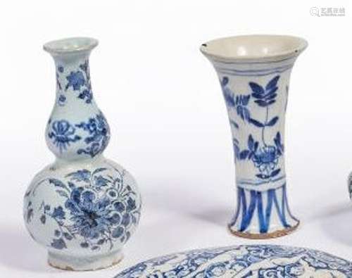 DELFT et FRANCFORT<br />
Un petit vase cornet en faïence de ...