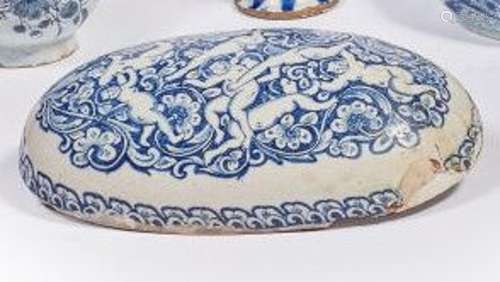 DELFT<br />
Dessus de brosse ovale bombé en faïence décoré e...