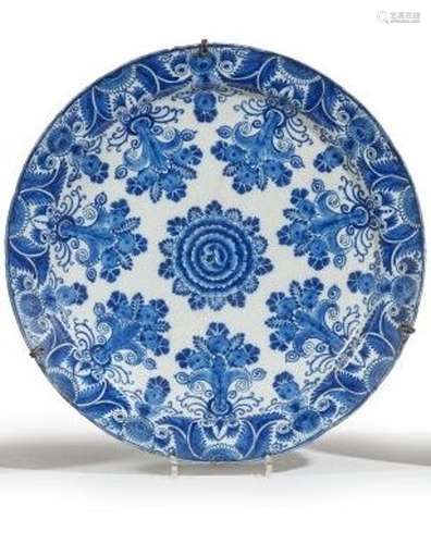 DELFT<br />
Plat rond décoré en camaïeu de bleu