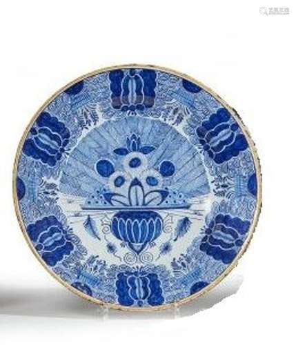 DELFT<br />
Plat rond à décor en camaïeu de bleu