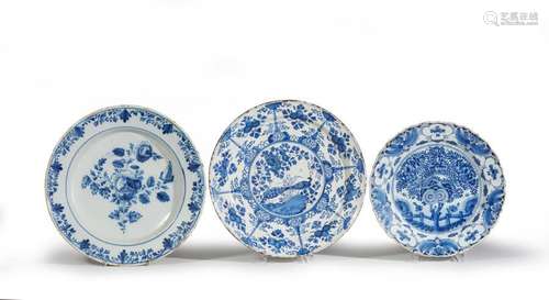 DELFT<br />
Trois plats ronds à décor en camaïeu de bleu