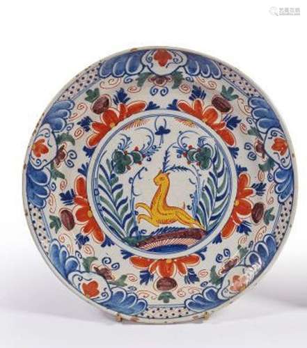 DELFT<br />
Plat rond en faïence à décor polychrome