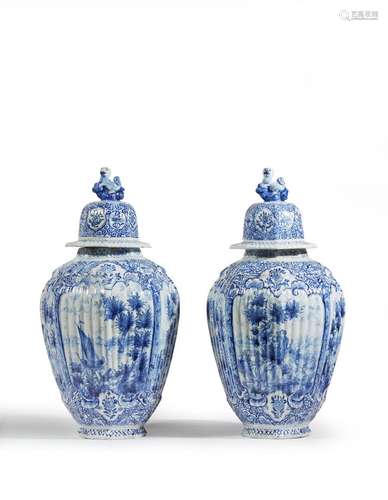 Dans le genre de DELFT<br />
Paire de vases couverts de form...