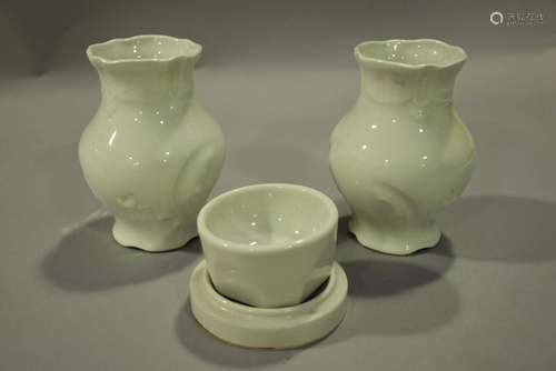 Paire de vases en porcelaine bla