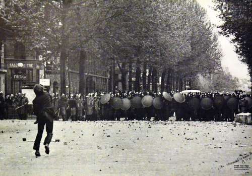 Jets de Pavés devant Cordon de CRS Paris Signée M M M et déd...