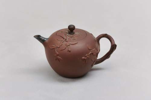 A CHINESE YIXING ZISHA TEAPOT AND COVER. Qing Dynasty